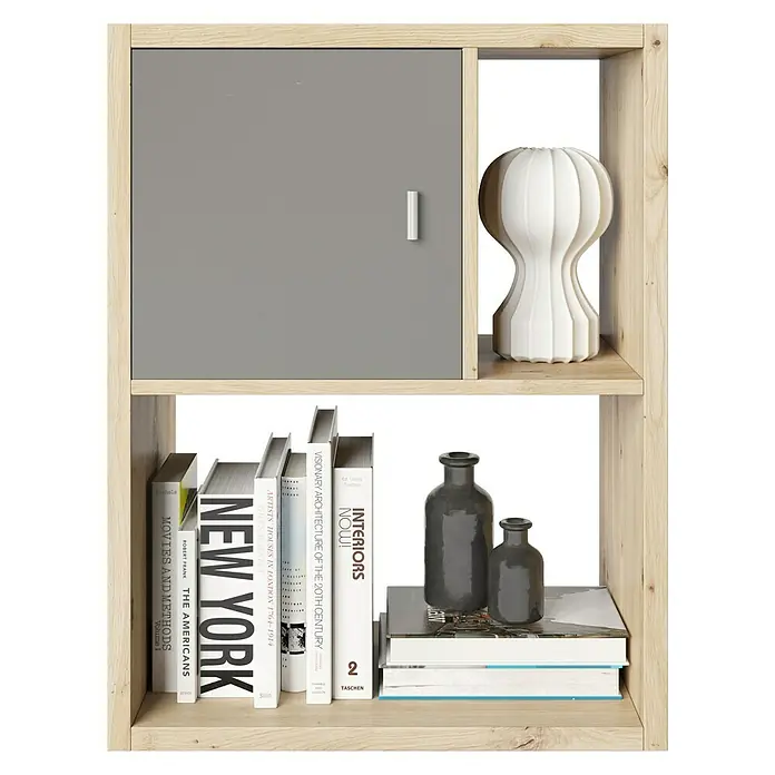 Phönix Fortuna Beistelltisch - L x B x H: 34 x 75,1 x 57,9 cm, Eiche, Mit Türeinsatz - Nahaufnahme eines Bücherregals mit Büchern, Vasen und einer grauen Tür. Das Regal hat ein helles Holzfinish und ein modernes Design.