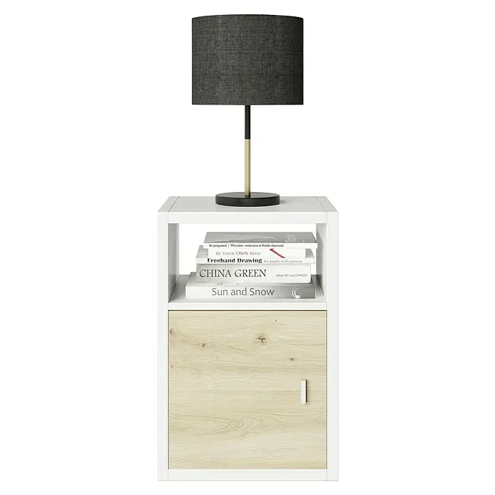 Phönix Fortuna Beistelltisch - L x B x H: 34 x 58 x 39,2 cm, Weiß, Mit Türeinsatz - Nachttisch mit Lampe und Büchern. Der Nachttisch hat eine Schublade und ein offenes Fach mit Büchern. Die Lampe steht auf dem Nachttisch.
