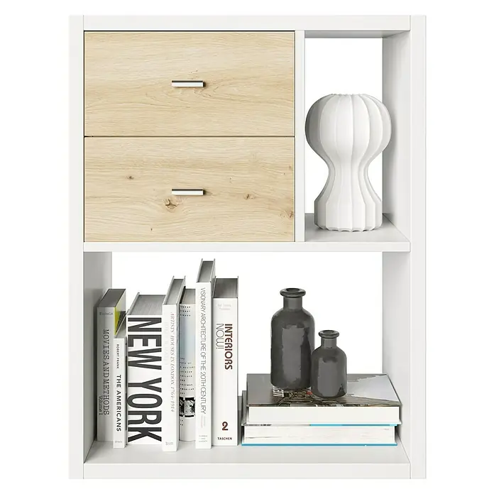 Phönix Fortuna Beistelltisch - L x B x H: 34 x 75,1 x 57,9 cm, Weiß, Mit Schubladeneinsatz - Nahaufnahme eines weißen Bücherregals mit hellen Holzschubladen, Büchern und dekorativen Vasen.