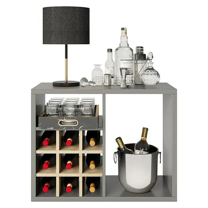 Phönix Fortuna Beistelltisch - L x B x H: 34 x 75,1 x 57,9 cm, Grau, Mit Bareinsatz - Eine graue Hausbar mit einer Lampe, Getränken und einem Weinregal, perfekt für Unterhaltung und stilvolle Lagerung.