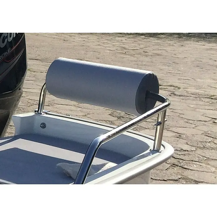 PEGAZUS Relingkissen für Heckreling - Passend für: Pegazus Boot GFK 450, 2 Stk. - Nahaufnahme einer Bootsbank mit gepolsterter Rückenlehne und Reling aus Edelstahl, ideal für Komfort und Sicherheit auf dem Wasser.