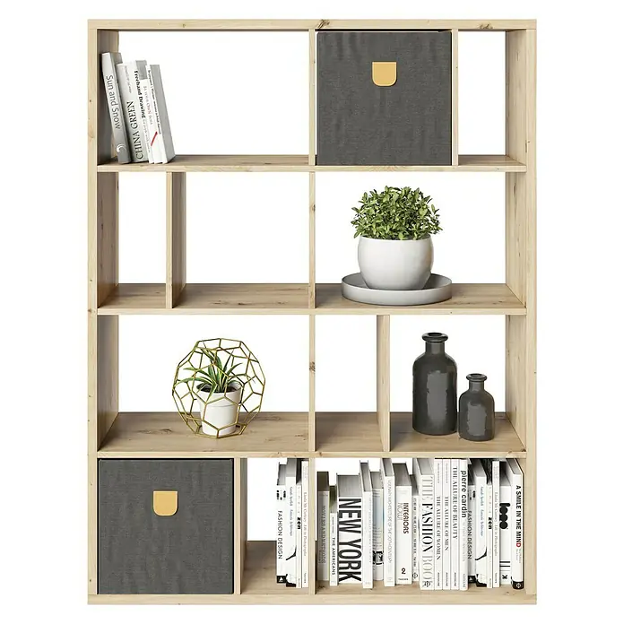 Phönix Fortuna Raumteiler mit Stauraumboxen - H x B x T: 146,6 x 112,5 x 34 cm, Eiche - Nahaufnahme eines Holzregals mit dekorativen Gegenständen, Büchern und Aufbewahrungsboxen.
