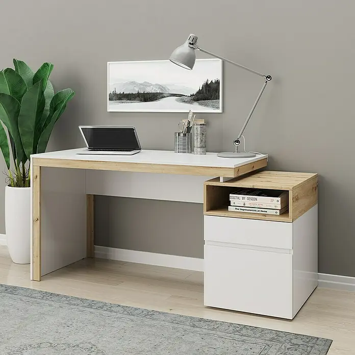 Phönix Schreibtisch Santiago - L x B x H: 60 x 160 x 76 cm - Ein moderner Schreibtisch mit Ablage und Schubladen in Weiß und Holzoptik, beleuchtet mit einer Schreibtischlampe.