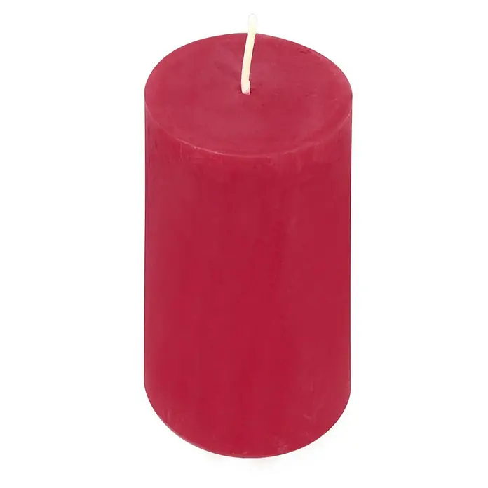 Stumpenkerzen-Set Rustic Safe Candle - 4 Stk., Ø x H: 6 x 11 cm, Rubin - Nahaufnahme einer roten Stumpenkerze mit einem weißen Docht, die auf einer ebenen Fläche steht.