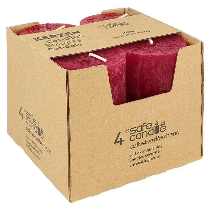 Stumpenkerzen-Set Rustic Safe Candle - 4 Stk., Ø x H: 6 x 11 cm, Rubin - Eine Packung mit vier roten, selbstverlöschenden Safe Candle Stumpenkerzen in einer braunen Pappverpackung.