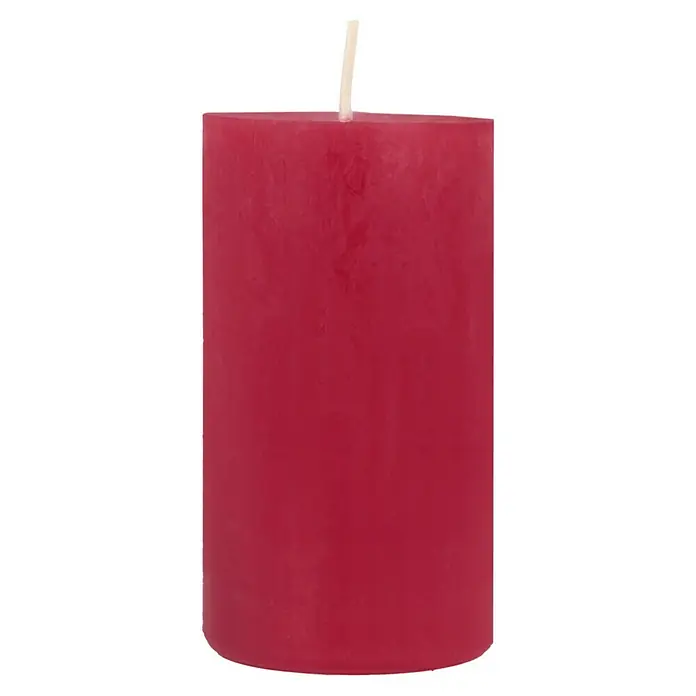 Stumpenkerzen-Set Rustic Safe Candle - 4 Stk., Ø x H: 6 x 11 cm, Rubin - Nahaufnahme einer ungezündeten, zylindrischen Stumpenkerze in dunklem Rosa mit einem weißen Docht auf schwarzem Hintergrund.