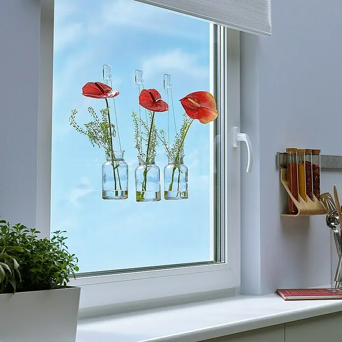 Tesa Klebehaken - Geeignet für: Glas, Belastbarkeit: 1 kg, 2 Stk., Transparent - Dekorative Glasvasen mit roten Anthurien, die mit transparenten Haken an einem Fenster befestigt sind, bringen einen Hauch von Natur ins Haus.