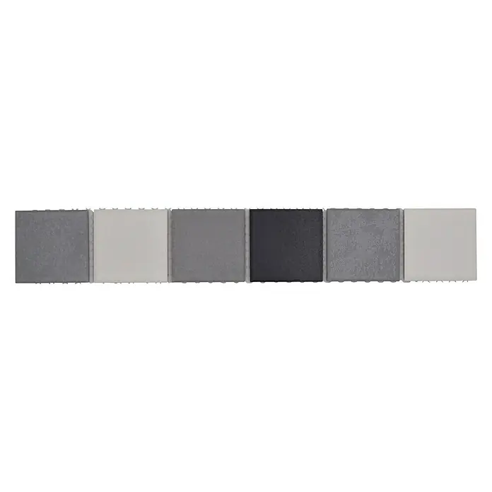 Fliesenbordüre Quadrat - 4,8 x 30 cm, Mix Grau, Matt - Eine Nahaufnahme einer Reihe von quadratischen Mosaikfliesen in verschiedenen Grautönen und einer weißen Fliese.