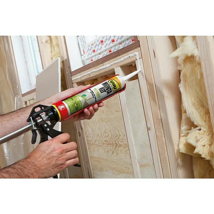 UHU Adhesivo para montaje Montakit Ultimate - 440 g, Cartucho - Aplicación de UHU Monta Kit Ultimate con una pistola de calafateo a una estructura de madera, ideal para construcción y montaje.