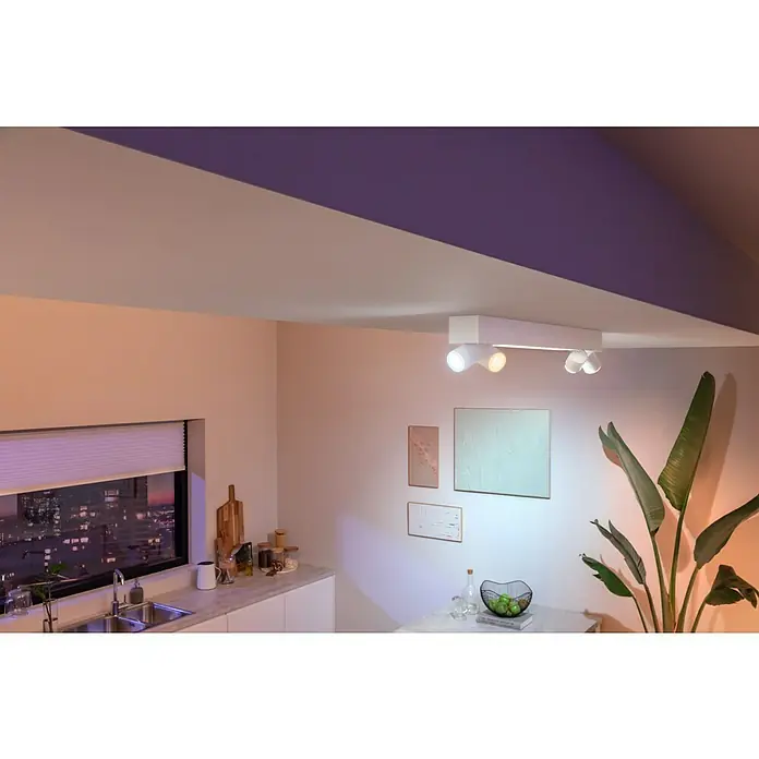 Philips Hue LED-Deckenstrahler Centris40 W, L x B x H: 99 x 8,5 x 12,8 cm, Weiß, Mehrfarbig - Dieses Bild zeigt eine moderne, verstellbare Philips Hue White & Color Ambiance Deckenleuchte, die farbiges Licht in einem Raum erzeugt.