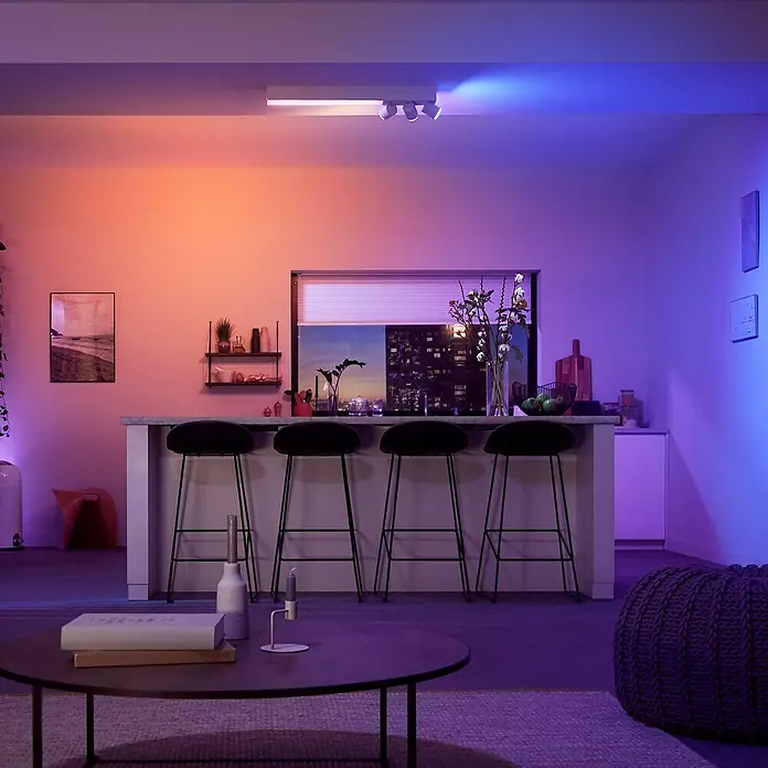 Philips Hue LED-Deckenstrahler Centris36 W, L x B x H: 78,2 x 8,5 x 12,8 cm, Weiß, Mehrfarbig - Das Bild zeigt eine moderne Beleuchtungslösung. Eine stilvolle Deckenleuchte sorgt für eine stimmungsvolle Atmosphäre im Raum.