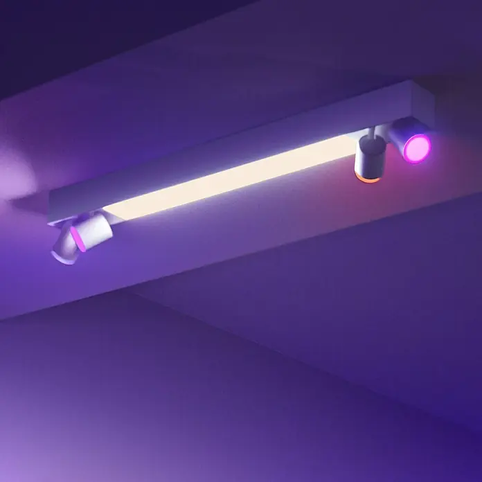 Philips Hue LED-Deckenstrahler Centris40 W, L x B x H: 99 x 8,5 x 12,8 cm, Weiß, Mehrfarbig - Eine moderne LED-Deckenleuchte mit einstellbaren Strahlern in einem Raum mit lila Beleuchtung.