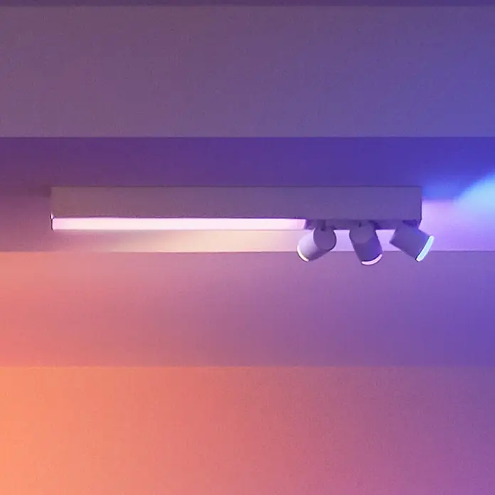 Philips Hue LED-Deckenstrahler Centris36 W, L x B x H: 78,2 x 8,5 x 12,8 cm, Weiß, Mehrfarbig - Eine moderne Deckenleuchte mit drei Strahlern und einer langen LED-Leiste. Perfekt für eine zeitgemäße Beleuchtung und stilvolles Ambiente im Raum.