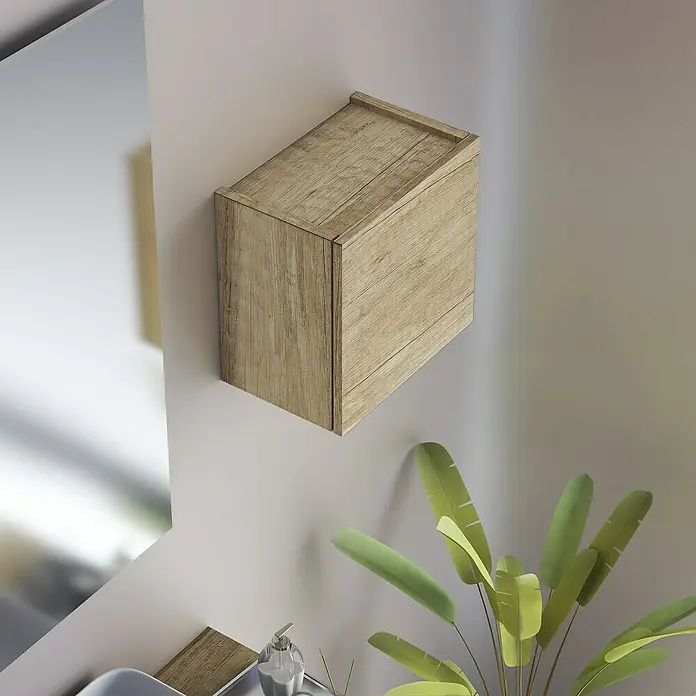 Artysan Armario colgante de baño Cubo - L x An x Al: 16,6 x 30 x 30 cm, Nature - Un elegante armario de baño con textura de madera cuelga en la pared, junto a un espejo y una planta.