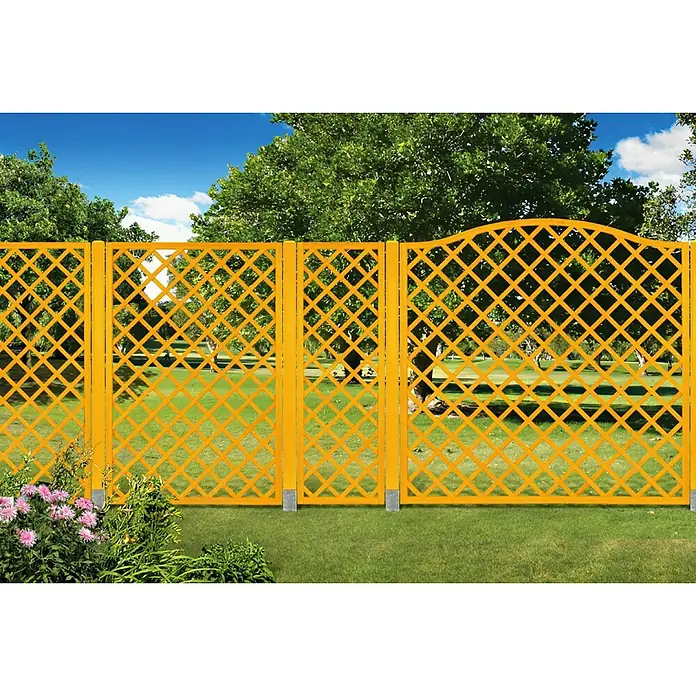 Andrewex Rankgitter Nancy - 90 x 180 cm, Pinie - Ein goldfarbener Holzspalierzaun mit rautenförmigem Gitter vor einer grünen Rasenfläche und Bäumen, ideal für den Garten.