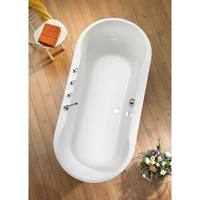 Ottofond Badewannenrandarmatur U 10000 - Chrom, Glänzend - Draufsicht auf eine elegante, freistehende Badewanne mit Armaturen und Dekor, die eine entspannende Badezimmeratmosphäre vermittelt.