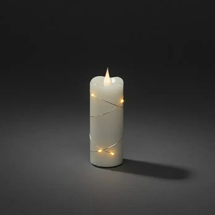 Konstsmide LED-Echtwachskerze - Ø x H: 5 x 12,7 cm, Creme - Eine LED-Kerze mit warmweißen Lichtern ist umwickelt, die eine gemütliche und beruhigende Atmosphäre erzeugt.