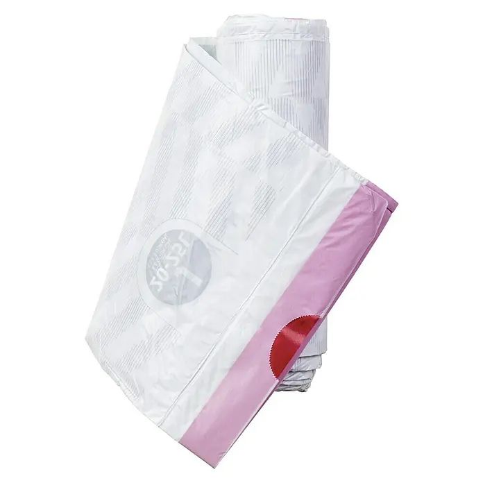 Brabantia Bolsas de basura PerfectFit - 25 l, 20 ud. - Un rollo de bolsas de basura con detalles rosas y una bolsa extraída, presentado sobre un fondo negro elegante.