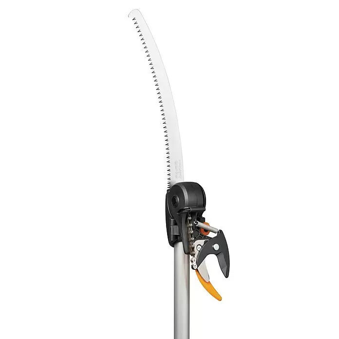 Fiskars Teleskop-Schneidgiraffe UPX86 & Adapter-Baumsäge - Max. Aststärke: 32 mm - Nahaufnahme eines Astscherenkopfes mit gebogener Sägeblatt und orangefarbenem Astschneidemechanismus.