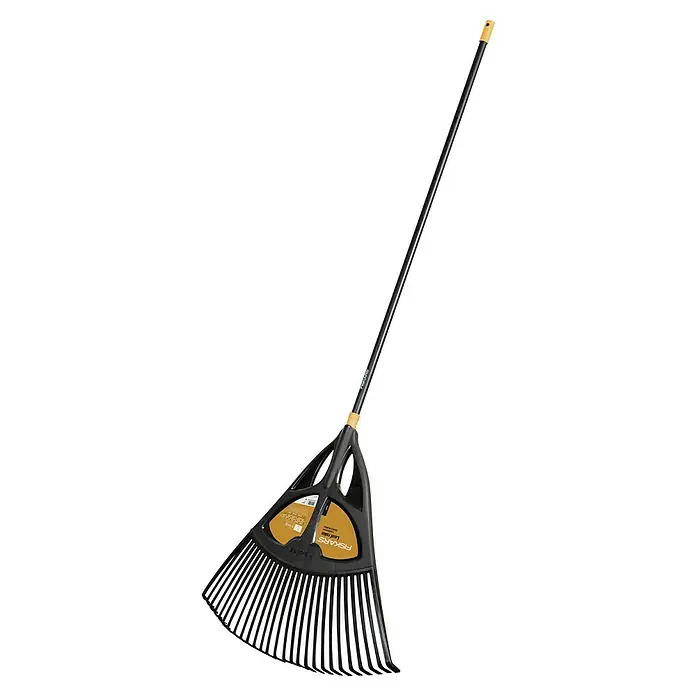 Fiskars Solid Laubbesen XL - Arbeitsbreite: 65 cm, Anzahl Zinken: 27, Langstiel - Abgebildet ist ein schwarzer Fiskars Laubbesen mit gelben Akzenten, der zum effizienten Zusammenkehren von Laub im Garten dient.