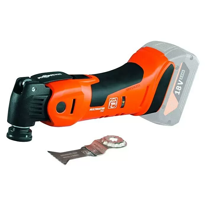 Fein AMPShare 18V Multiherramienta de batería AMM 700 Max AS - 18 V, Sin batería, Número de oscilaciones marcha en vacío: 10.000 /min - 19.500 /min - Herramienta oscilante inalámbrica naranja y negra, Multimaster 700, con batería de 18V parcialmente visible y hoja de sierra.