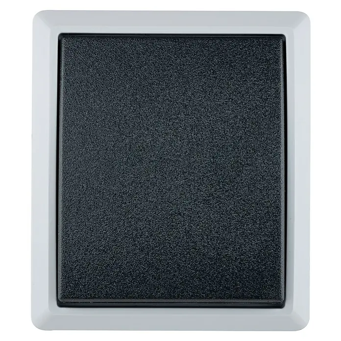 Aqua Form Feuchtraum-Kontrollschalter - Grau, Aufputzmontage, IP44 - Ein quadratischer, schwarzer Lichtschalter mit weißem Rahmen. Kompaktes Design für moderne Innenräume, ideal für einfache Bedienung.