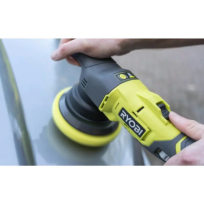 Ryobi Polierpad Light - Durchmesser: 125 mm, Gelb - Nahaufnahme eines Ryobi-Polierers in Aktion, der für eine professionelle Fahrzeugpflege und Oberflächenveredelung eingesetzt wird.