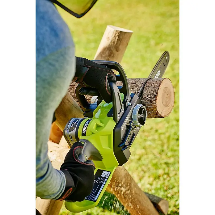 Ryobi ONE+ Akku-Kettensäge - 18 V, Li-Ionen, 1 Akku, Schwertlänge: 30 cm - Nahaufnahme einer Person, die mit einer Ryobi Akku-Kettensäge ein Stück Holz sägt.