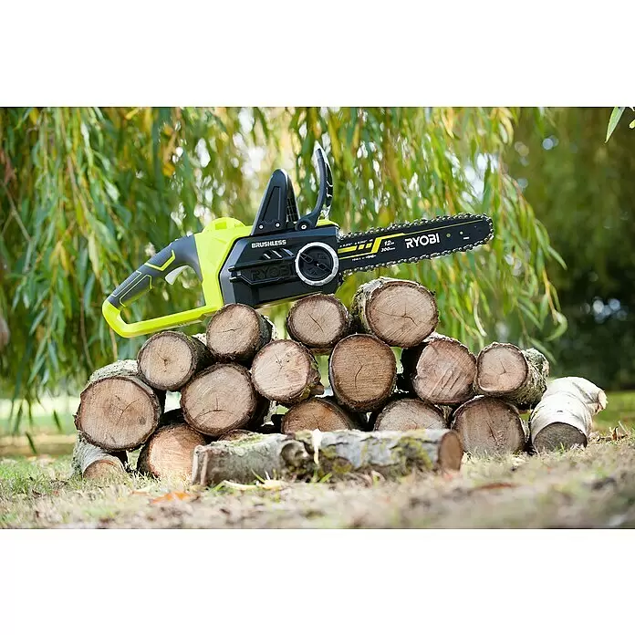 Ryobi ONE+ Akku-Kettensäge - 18 V, Li-Ionen, 1 Akku, Schwertlänge: 30 cm - Grün-schwarze Ryobi bürstenlose Kettensäge mit 12-Zoll-Schwert, auf einem Stapel geschnittener Holzscheite im Freien.