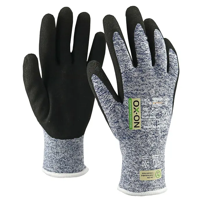 OX-ON Arbeitshandschuhe Recycle Winter Comfort 16303 - Grau, 11 - Zwei Ox-On Arbeitshandschuhe der Sustainable Collection, einer mit schwarzer Handfläche und einer mit blau-weiß melierter.