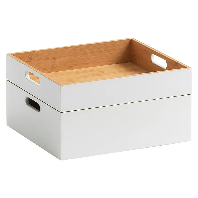 Zeller Present Holzkiste - L x B x H: 30 x 27 x 6 cm, Weiß, Holz - Zwei weiße, stapelbare Aufbewahrungsboxen mit Holzgriffen stehen vor einem schwarzen Hintergrund. Praktische Ordnung für jeden Raum.