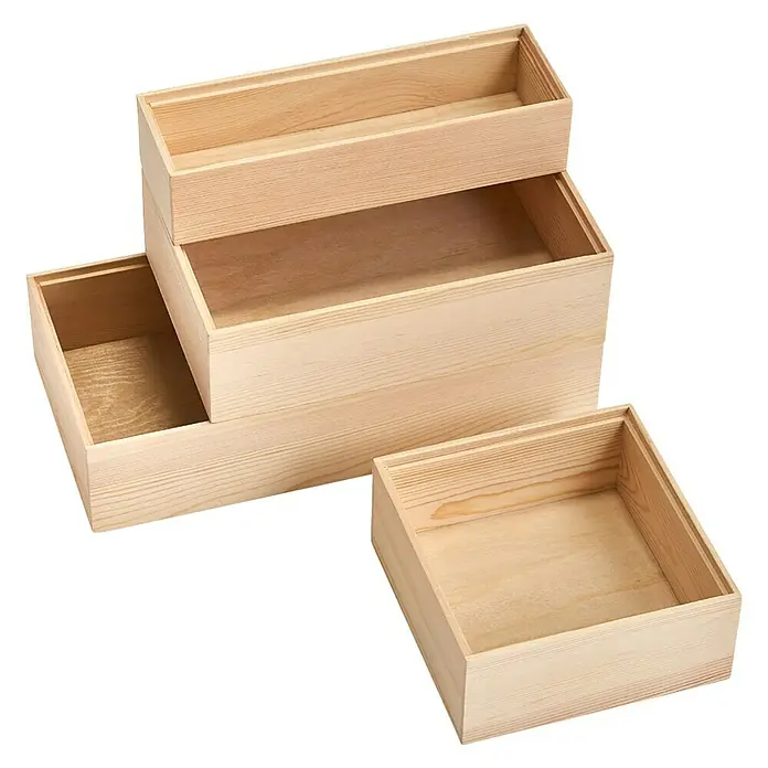 Zeller Present Aufbewahrungsbox - 23 x 7,5 x 5 cm, Kiefer, Braun - Vier unbehandelte Holzschatullen unterschiedlicher Größe auf einem schwarzen Hintergrund. Ideal zum Aufbewahren und Organisieren von Gegenständen.