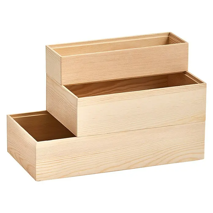 Zeller Present Aufbewahrungsbox - 23 x 7,5 x 5 cm, Kiefer, Braun - Diese Aufnahme zeigt drei naturbelassene Holzkisten unterschiedlicher Größe, gestapelt wie eine Treppe. Praktische Aufbewahrungslösung.