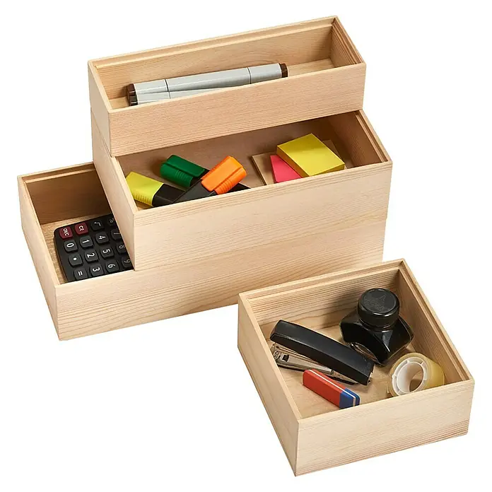 Zeller Present Aufbewahrungsbox - 23 x 7,5 x 5 cm, Kiefer, Braun - Ein Stapel Holzboxen mit Bürobedarf. Praktische Aufbewahrungslösung für Schreibtischutensilien wie Stifte, Taschenrechner und Tinte.