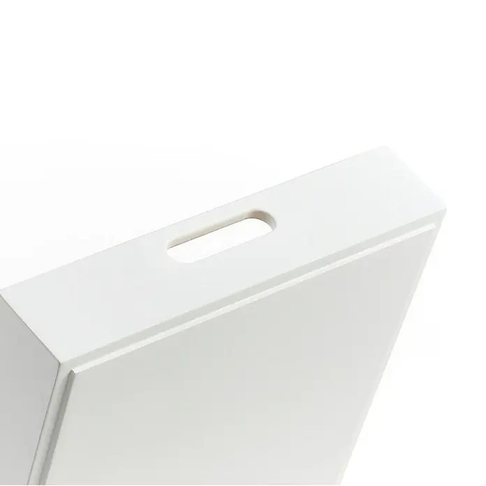 Zeller Present Holzkiste - L x B x H: 30 x 27 x 6 cm, Weiß, Holz - Nahaufnahme einer weißen Serviertablett mit Griffloch. Die schlichte Tablettgestaltung und der klare Hintergrund betonen ihre Funktionalität.
