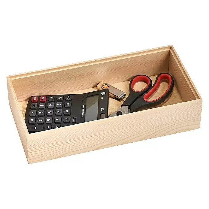 Zeller Present Aufbewahrungsbox - 30 x 15 x 7 cm, Kiefer, Braun - Eine helle rechteckige Holzkiste gefüllt mit schwarzem Taschenrechner, silbernem USB-Stick und schwarzer und roter Schere.