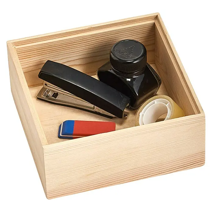 Zeller Present Aufbewahrungsbox - 15 x 15 x 7 cm, Kiefer, Braun - Ein Holzkästchen mit Büromaterialien wie Tinte, Hefter, Radiergummi und Klebeband.