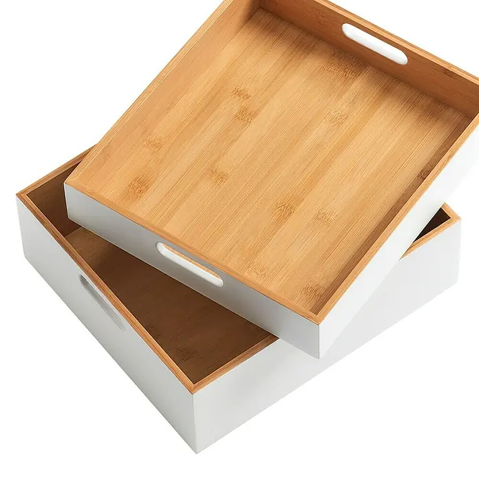 Zeller Present Holzkiste - L x B x H: 30 x 27 x 6 cm, Weiß, Holz - Aufnahme von zwei Bambus-Serviertabletts mit weißen Seiten und Griffen, die gestapelt sind. Ideal für die Organisation und den Transport von Gegenständen.