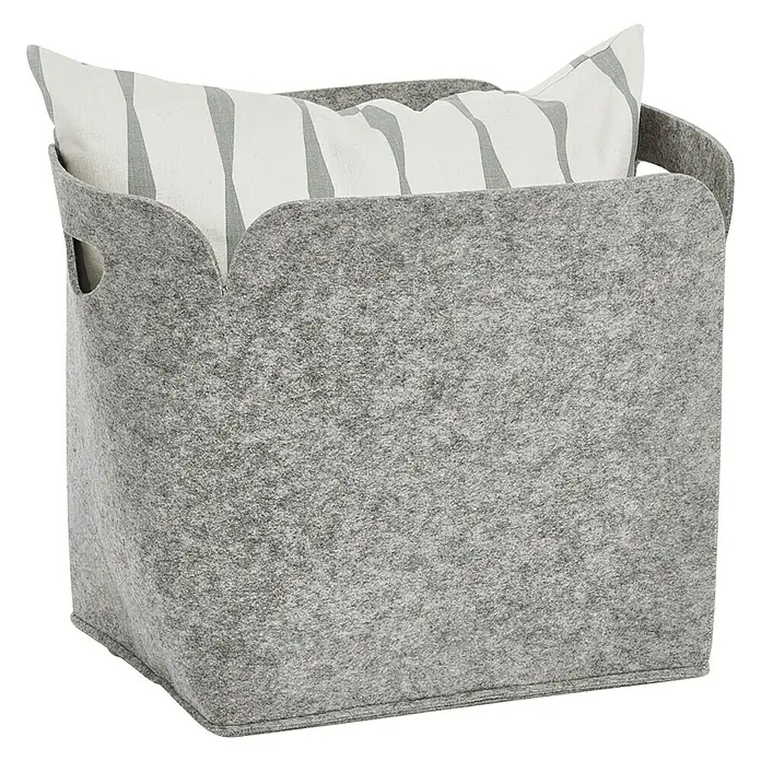 Zeller Present Filzkorb - L x B x H: 36 x 28 x 36 cm, Grau - Grauer Filzkorb mit einem gestreiften Kissen darin. Ideal zur Aufbewahrung von verschiedenen Gegenständen und sorgt für Ordnung im Raum.