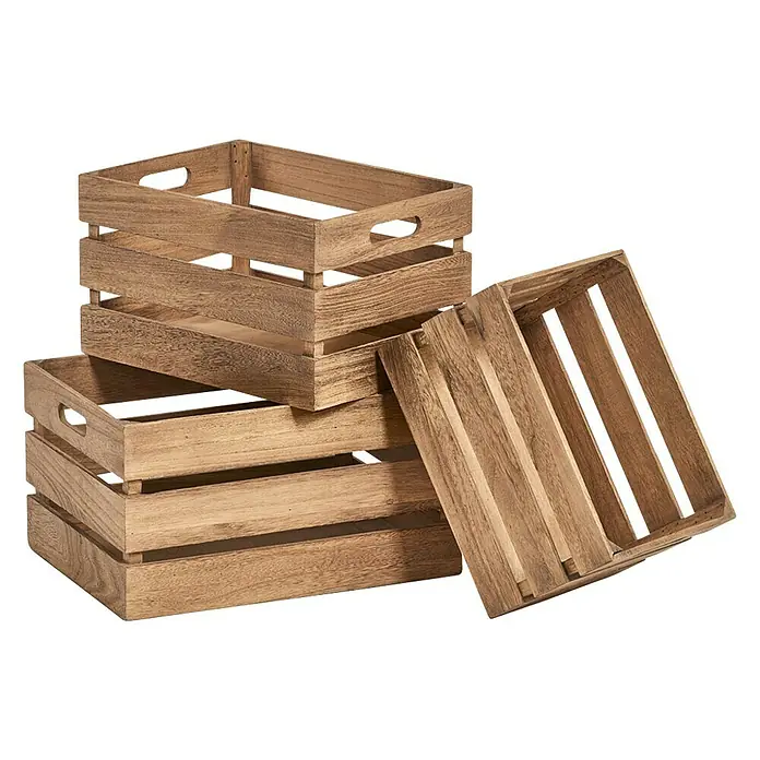 Zeller Present Holzkiste - L x B x H: 31 x 21 x 18,7 cm, Braun - Ein Stapel aus drei Holzsteigen und eine leere Holzsteige lehnen an der Seite. Perfekt zur Aufbewahrung und Dekoration im Haus.