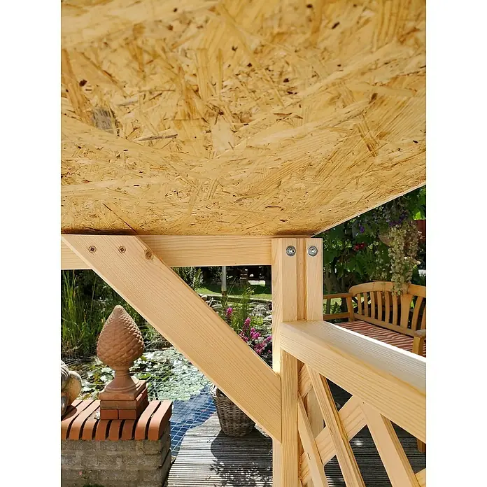 Promadino Kaminholzregal Speyer - 120 x 68 x 148 cm, Holz, Natur, Ohne Wetterschutz - Detailansicht eines hölzernen Pavillons mit OSB-Platte als Dach, der eine gemütliche Ecke im Garten mit Teich und Sitzbank überspannt.