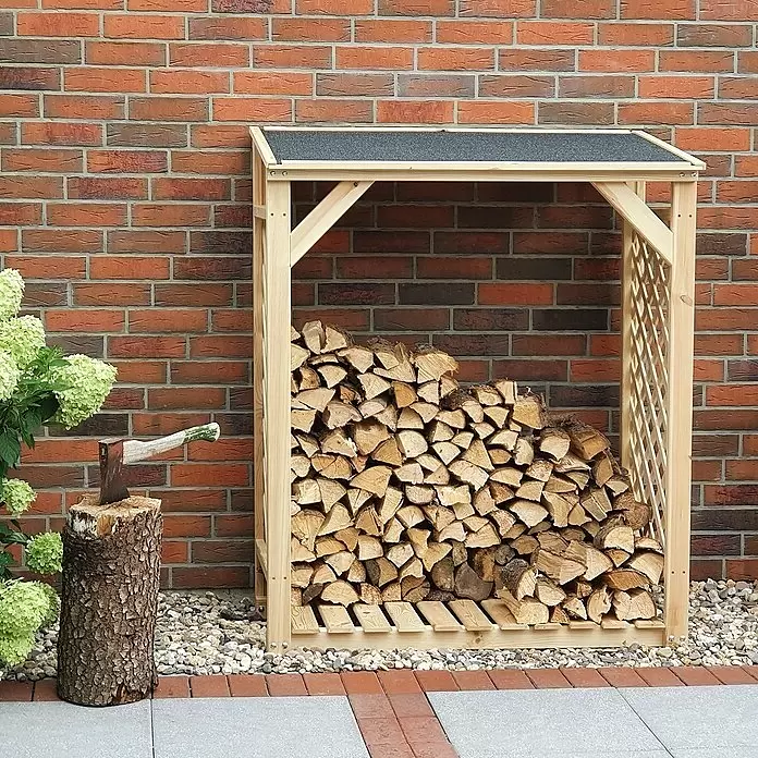 Promadino Kaminholzregal Speyer - 120 x 68 x 148 cm, Holz, Natur, Ohne Wetterschutz - Helles Holz-Holzregal gefüllt mit Brennholz, draußen platziert mit einer Axt auf einem Hackstock.