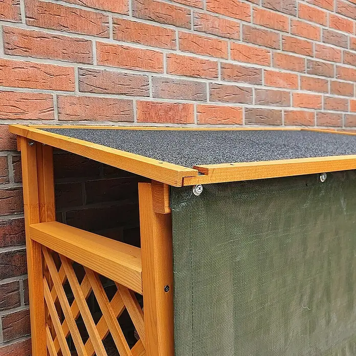 Promadino Kaminholzregal Speyer mit Wetterschutz - 120 x 68 x 148 cm, Honigbraun - Nahaufnahme eines Gartenhauses mit einem Dach mit Bitumenpappe, einer Holzstruktur und einer grünen Plane.