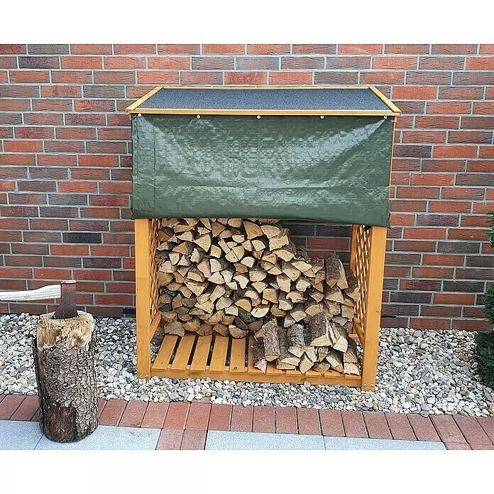Promadino Kaminholzregal Speyer mit Wetterschutz - 120 x 68 x 148 cm, Honigbraun - Hölzernes Kaminholzregal mit dunkelgrüner Plane, gefüllt mit Brennholz, neben Axt und Hackklotz.