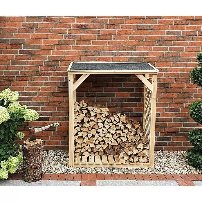 Promadino Kaminholzregal Speyer - 120 x 68 x 148 cm, Holz, Natur, Ohne Wetterschutz - Holz-Brennholzregal mit dunklem Dach, gefüllt mit Holzscheiten, im Freien vor einer Ziegelwand.