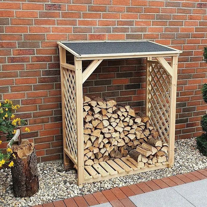 Promadino Kaminholzregal Speyer - 120 x 68 x 148 cm, Holz, Natur, Ohne Wetterschutz - Brennholzregal aus Holz mit schützendem Dach, gefüllt mit Brennholz, steht an einer Backsteinmauer. Ideal für die Lagerung von Holz im Außenbereich.