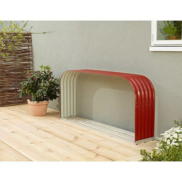 Vitavia Kaminholzregal Lignum 401 - 40 x 210 x 100 cm, Stahl, Rubin - Rotes Wellblech-Gartenlager auf einer Holzterrasse.