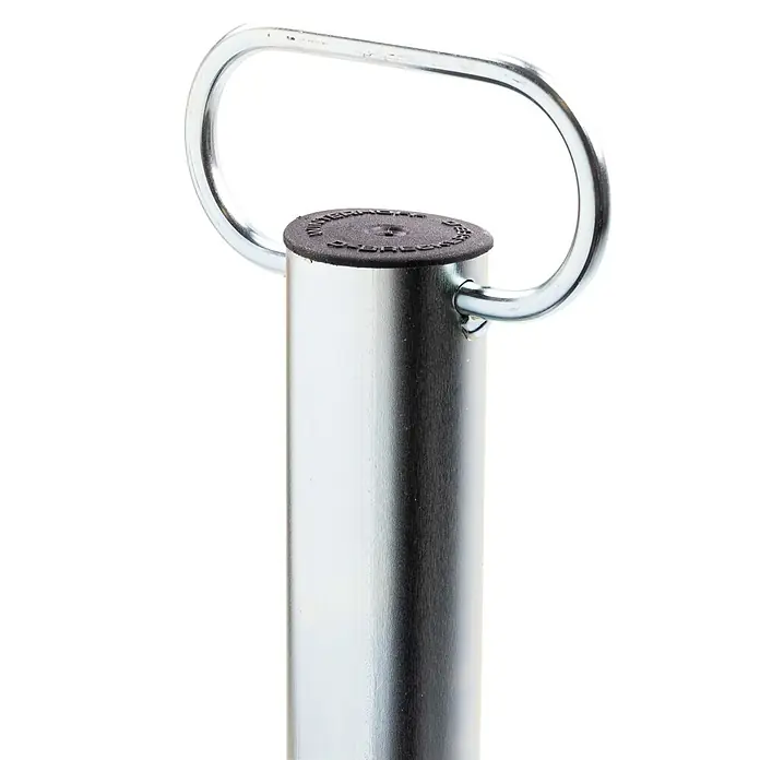 Stema Abstellstütze - 2 Stk., 76 cm, Belastbarkeit: 150 kg, Aluminium, Verzinkt - Nahaufnahme eines silbernen Absperrpfostens mit schwarzem Deckel und Griff, ideal für die Besucherführung und Ordnung.