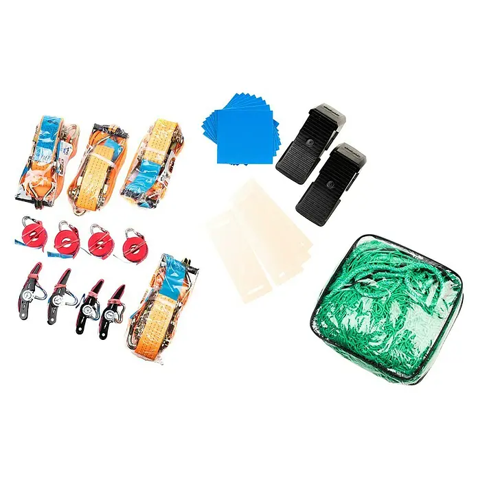 Stema Ladungssicherungs-Set bis LC 2000 daN - 23 -tlg. - Eine Anordnung verschiedener Ausrüstungsgegenstände, darunter Spanngurte, Pads und Netze, für den Einsatz im Freien.