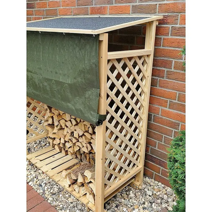 Promadino Kaminholzregal Speyer - 120 x 68 x 148 cm, Holz, Natur, Mit Wetterschutz - Das Bild zeigt ein Brennholzlager aus Holz mit einer grünen Abdeckung, das mit Holz gefüllt ist.
